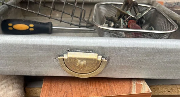 La solución perfecta para restaurar una nevera antigua sin dañarla